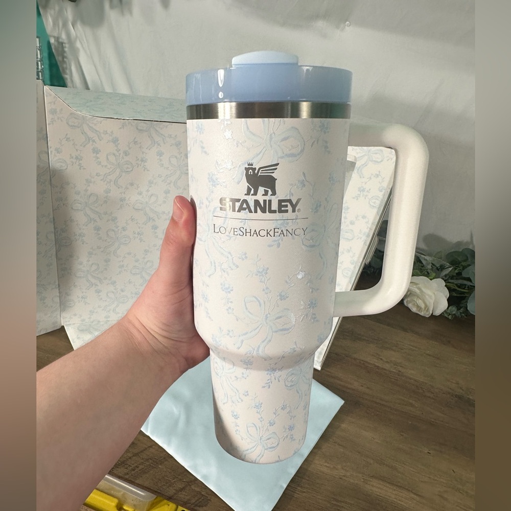 Stanley x LoveShackFancy 40oz Coquette Bow Winter Ice LE tumbler - Picture 8 of 10
